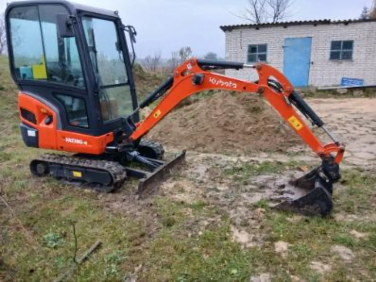 Koparka podczas robót ziemnych na działce